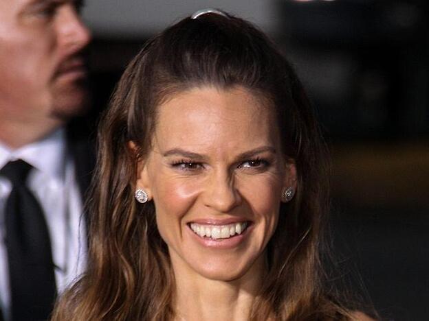 Hilary Swank está más guapa seria