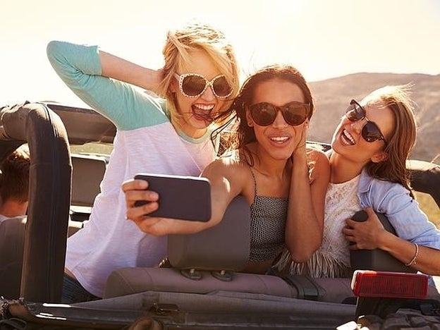 Un grupo de amigas, haciéndose un 'selfie'./FOTOLIa