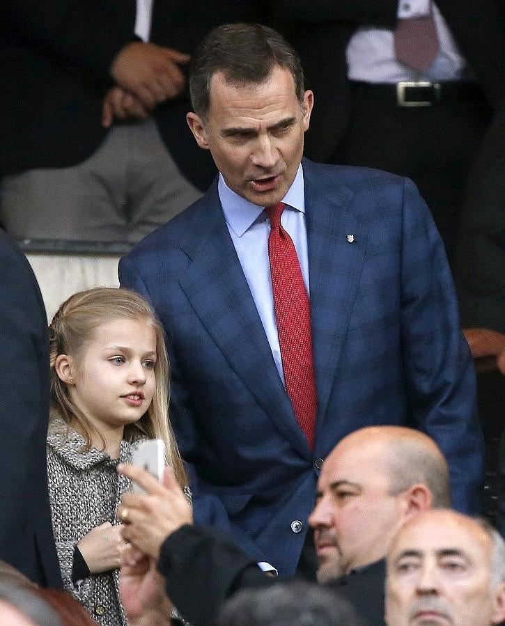 Don Felipe con su hija Leonor en el palco del Vicente Calderón