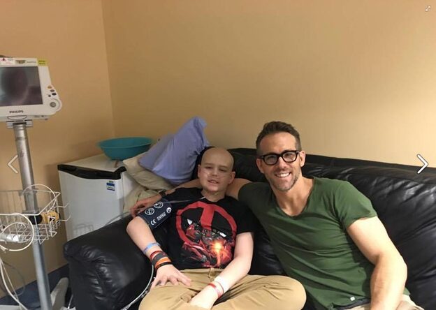 Ryan Reynolds en una imagen junto a Connor en el hospital./facebook.