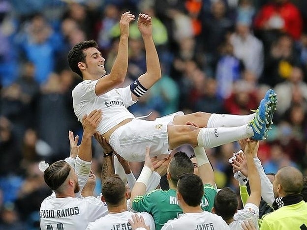 Álvaro Arbeloa manteado por sus compañeros en su último partido en el Santiago Bernabéu como jugador del Real Madrid./gtres.