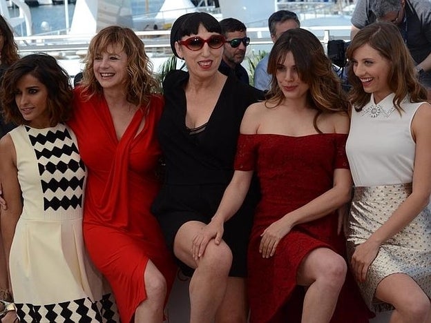 Inma Cuesta, Emma Suárez, Rossy de Palma, Adriana Ugarte y Michelle Jenner promocionan 'Julieta' en Cannes.