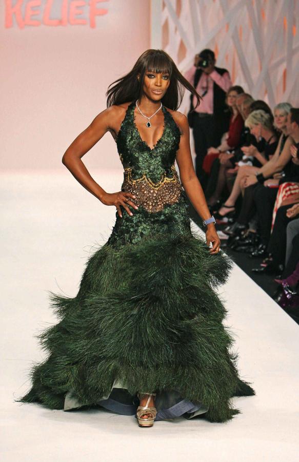 Naomi Campbell desfilando para Fashion for Relief en Londres en 2008