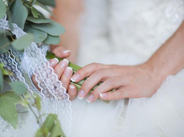 Las manos de las novias están en el punto de mira, por eso es fundamental lucir una manicura impecable./Fotolia