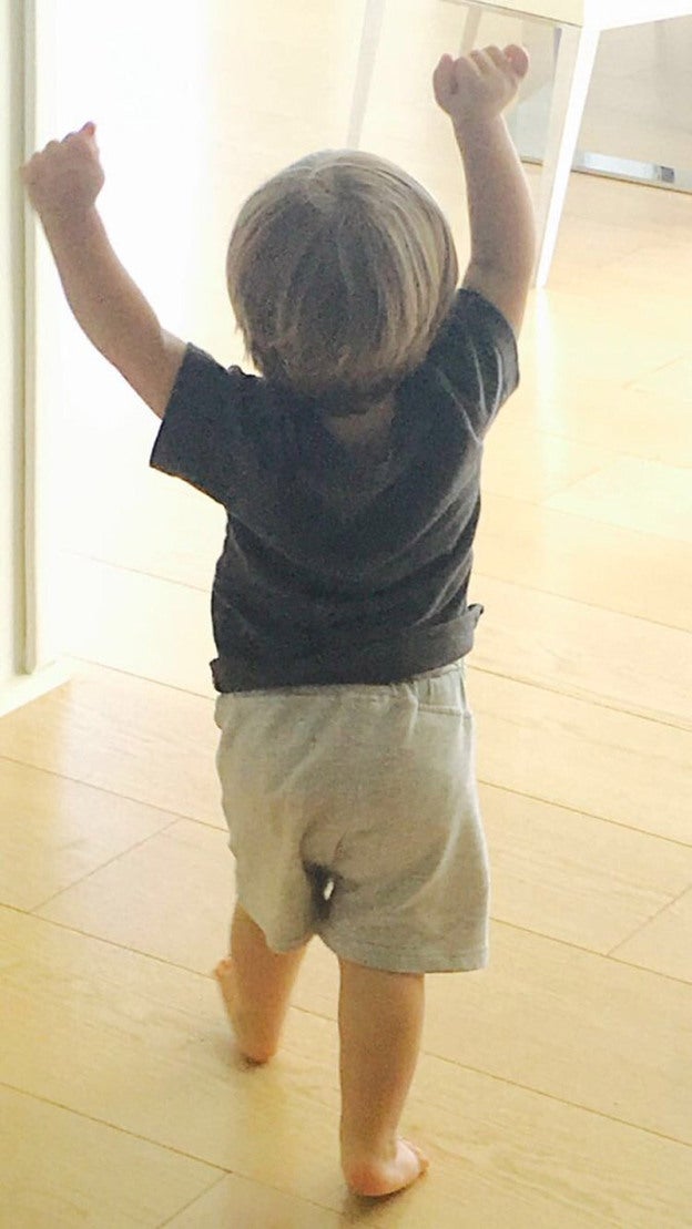 Shakira comparte una tierna foto de su hijo Sasha celebrando el gol de Piqué con la Selección Española./Twitter