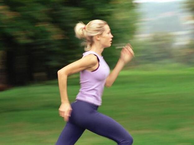 Una mujer practica running al aire libre./GTRES