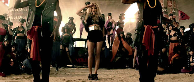 Beyoncé en el videoclip de (Girls) We run the world