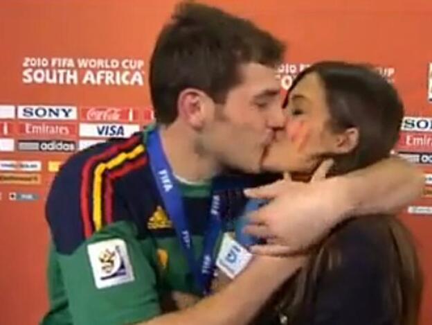 El beso de Íker y Sara en el Mundial de 2010.