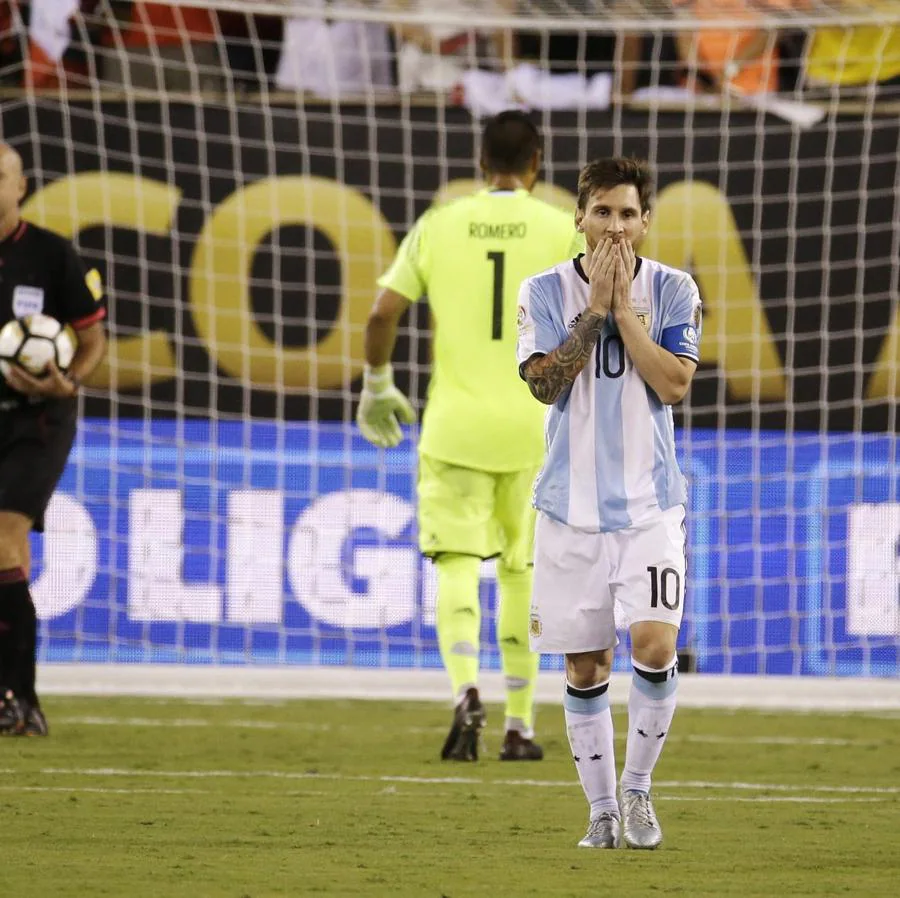 Leo Messi incrédulo tras el fallo de su penalty en la final de la Copa América