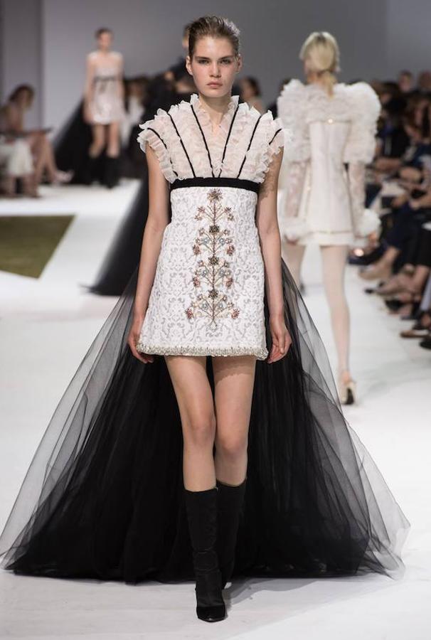 Minivestido con tul negro de Alta Costura, de Giambattista Valli