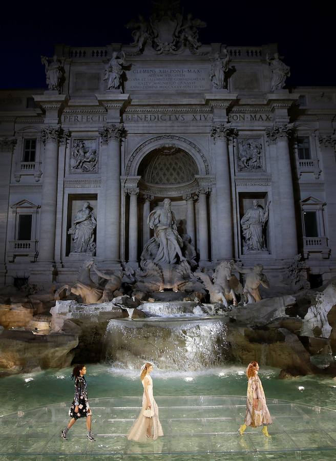 Desfile en la Fontana di Trevi