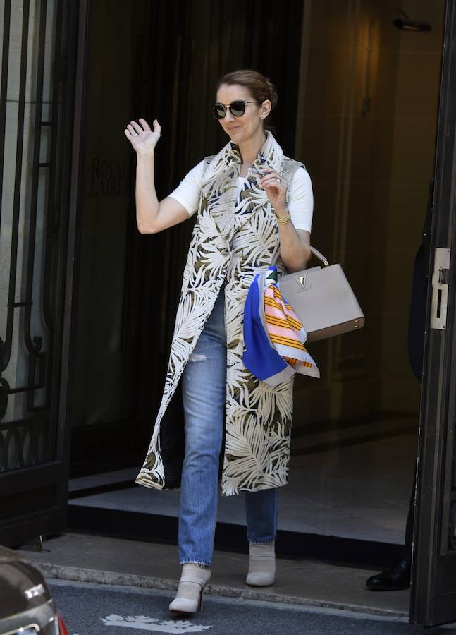 Céline Dion con jeans y maxi chaleco estampado