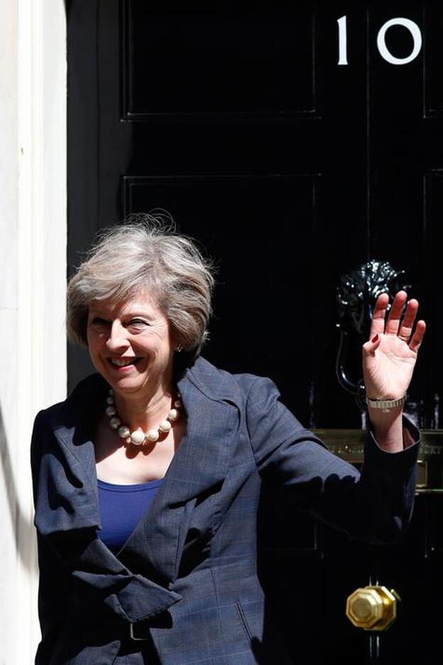 Theresa May saliendo del 10 de Downing Street en Londres./Cordon Press