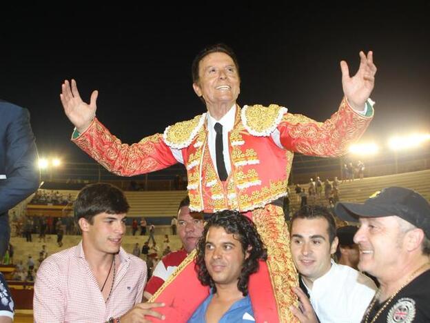 José Ortega Cano sacado a hombros de la plaza de toros de Benidorm./gtres.