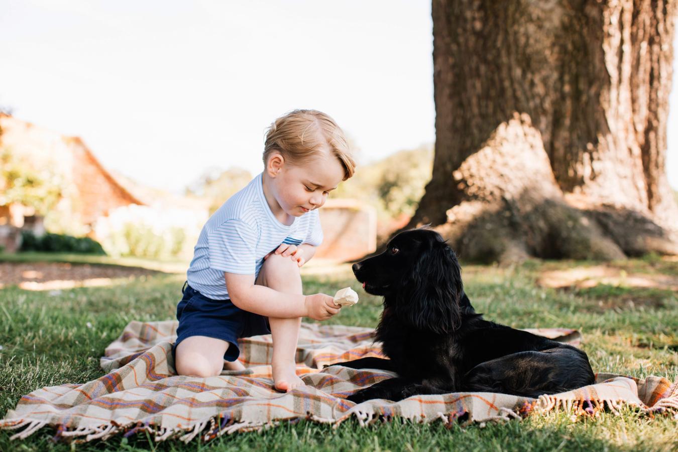 George junto al perro de la familia