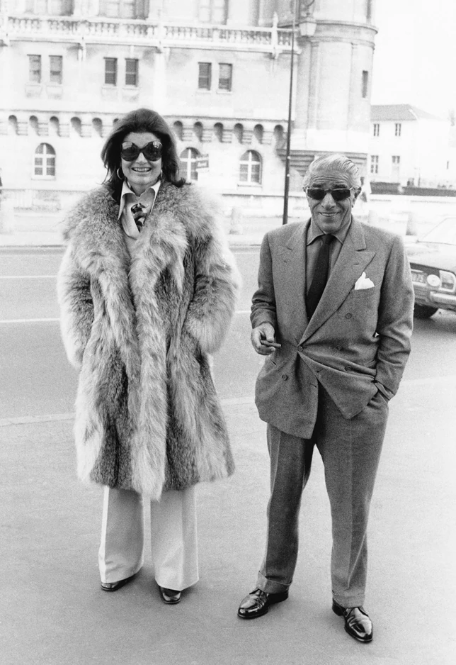 Jackie O, con maxi abrigo de piel y gafas XL, junto a Aristóteles Onassis