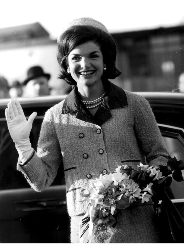 Jackie Kennedy, amante de los trajes de tweed, las perlas y los casquetes