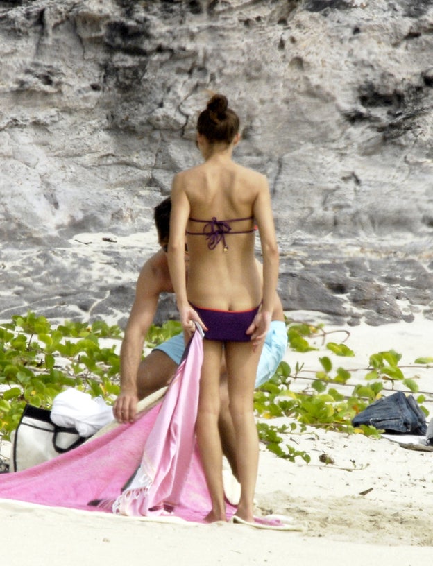 Olivia Palermo colocándose la braguita del bikini en St. Barths.