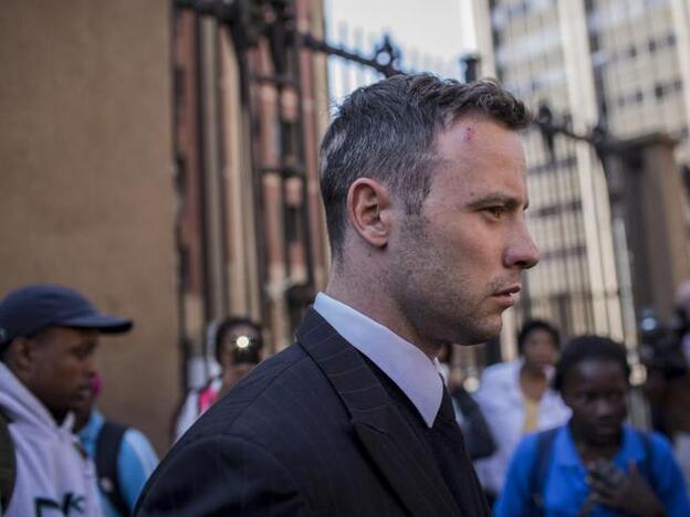 Oscar Pistorius asegura que las lesiones son porque se cayó de la cama./getty.