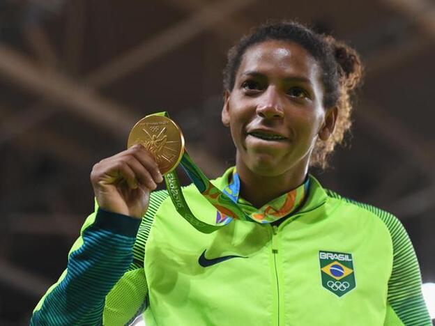 Rafaela Silva, muy emocionada, posa con su medalla de oro en su ciudad natal./getty.