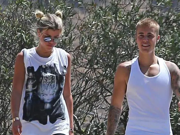 Justin Bieber y Sofia Ritchie paseando por Laguna Beach./gtres.