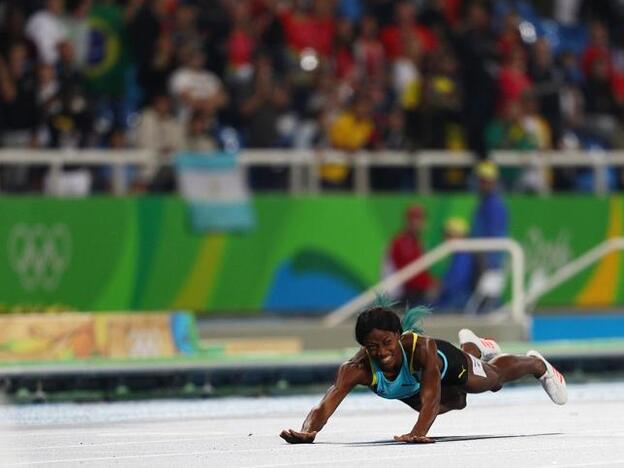 Momento en el que Shaunae MIller se lanza para ser campeona olímpica de los 400 metros./getty.