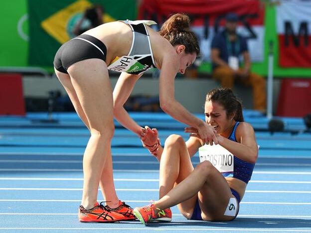 Nikki Hambling y Abbey D'Agostino, en la imagen que ha dado la vuelta al mundo por su deportividad./getty.