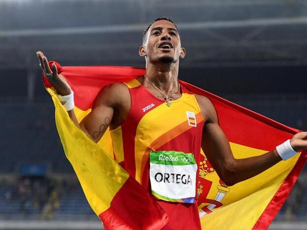 Orlando Ortega envuelto en una bandera española tras ganar la plata en Río 2016./getty.