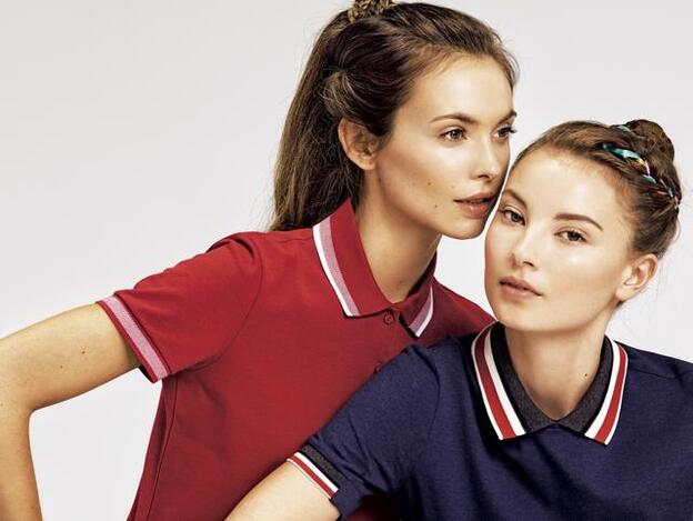 Las trencitas son las protagonistas de los dos looks creados por Aussie: un recogido y una coleta con textura. Los polos son de Lacoste./Cristina López