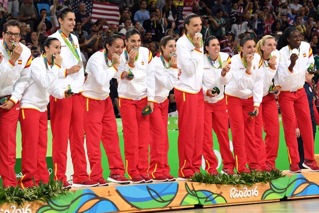 El equipo de baloncesto femenino español posando tras ganar el segundo puesto/Getty