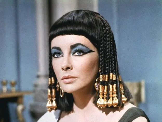 Elizabeth Taylor, caracterizada como Cleopatra.