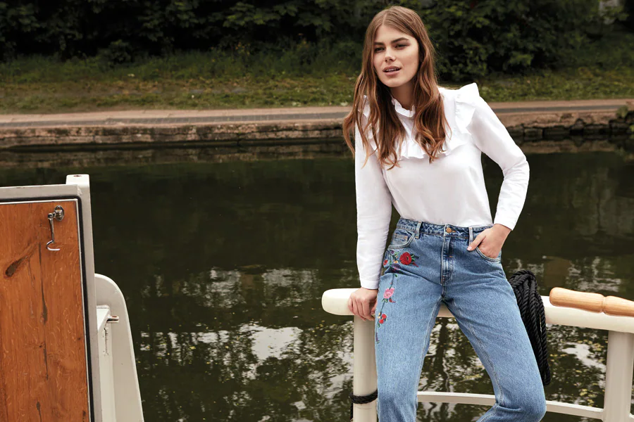 Blusa blanca y jeans de la campaña otoño-invierno 2016 de Primark