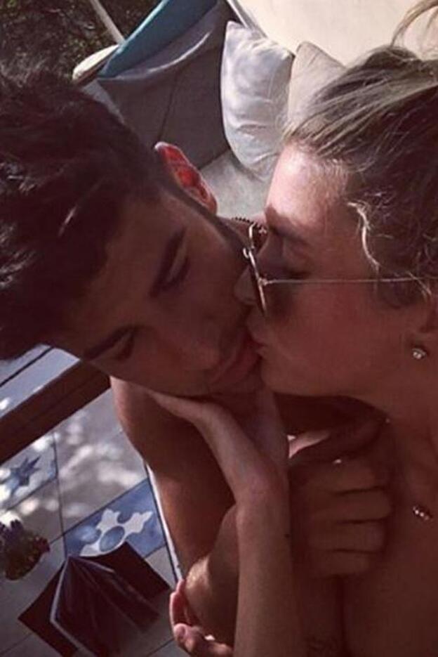 Marina Montaner besando a su chico, el futbolista Marco Asensio./instagram.