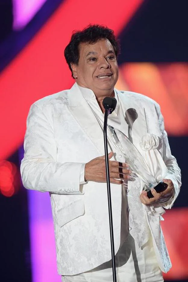 Juan Gabriel recogiendo su premio en los Billboard Latin Awards el pasado mes de mayo./getty-