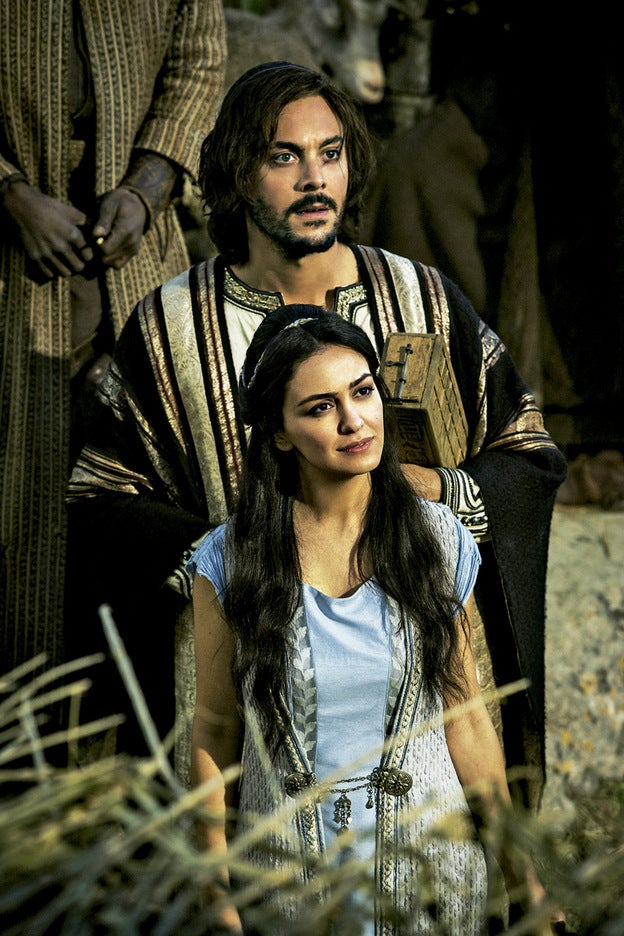 La actriz Nazanin Boniadi en Ben Hur, con Jack Huston/D.R.