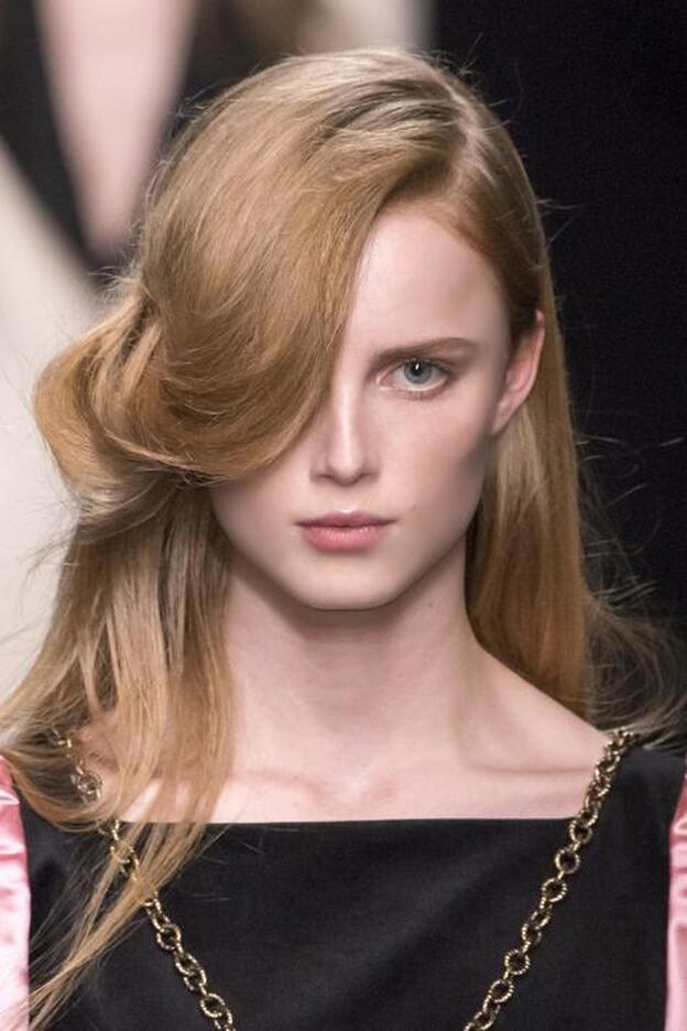 Una modelo del desfile de Gucci, peinada en liso con flequillo ondulado a lo Veronica Lake./GTRES