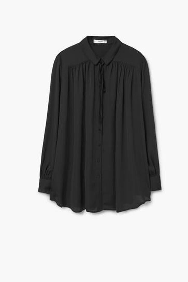 Camisa negra de Mango (Precio: 29.99 euros)