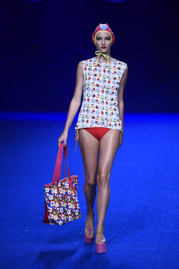 Top estampado y bolsa de flores de Ágatha Ruiz de la Prada primavera-verano 2017