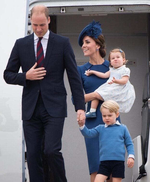 Los Duques de Cambridge, junto a sus hijos a su llegada a Victoria (Canadá).