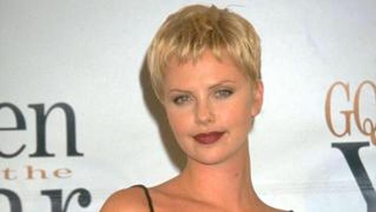 Los 40 cambios de look más radicales de Charlize Theron