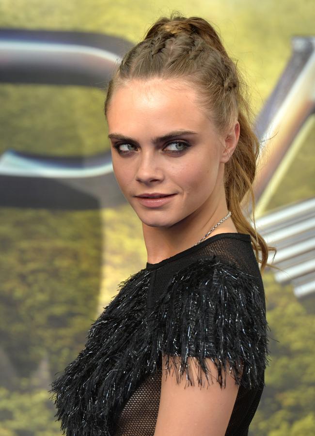 Cara Delevingne con coleta y trenzas