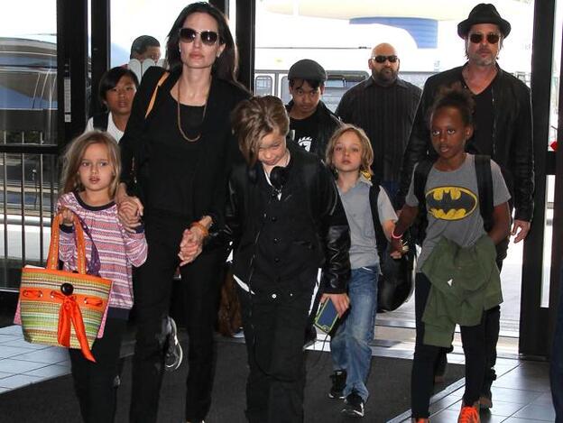 Angelina Jolie y sus hijos acuden a terapia tras el divorcio de la actriz y Brad Pitt./gtres.