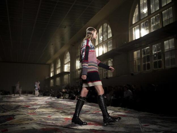 La joven Elfie Reigate en el desfile de McQueen en París.