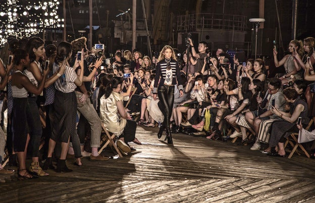 Gigi Hadid desfila ante cientos de espectadores presentando su colección para Tommy Hilfiger.