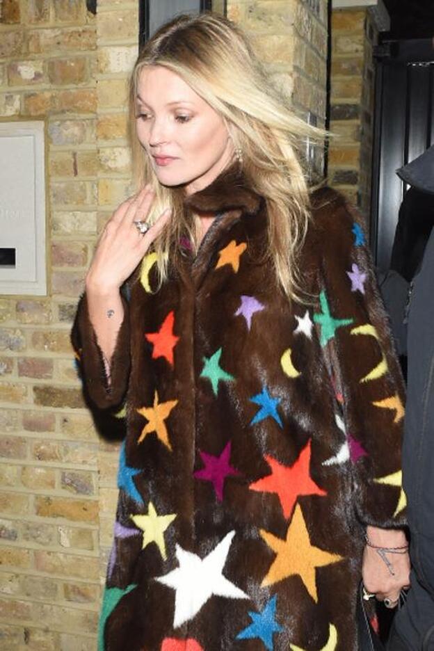 Kate Moss, con un original abrigo de Gucci./Gtres