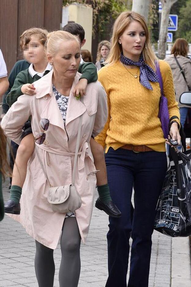 Alba Carrillo junto a su madre y su hijo por las calles de Madrid./gtres.