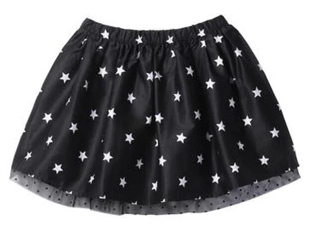 Falda negra con estrellas y bajo con plumetti.