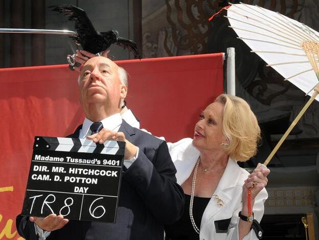 Tippi Hedren posa con la imagen del director del museo de cera Madame Tussaud./gtres.