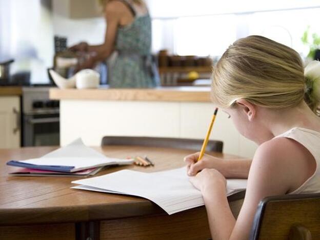 Una niña, haciendo los deberes en su casa./GTRES