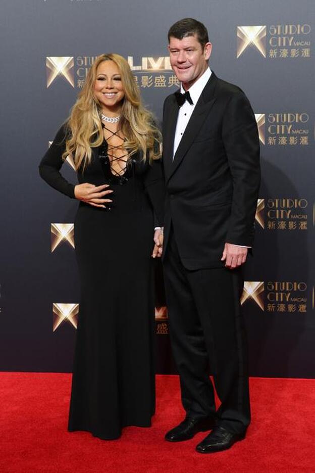 Mariah Carey y James Packer posando juntos en un acto público./gtres